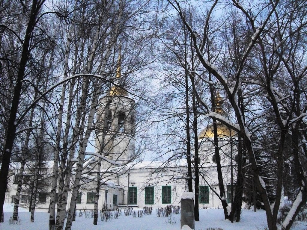 Никольская церковь в Кудымкаре в окружении деревьев парка., Кудымкар