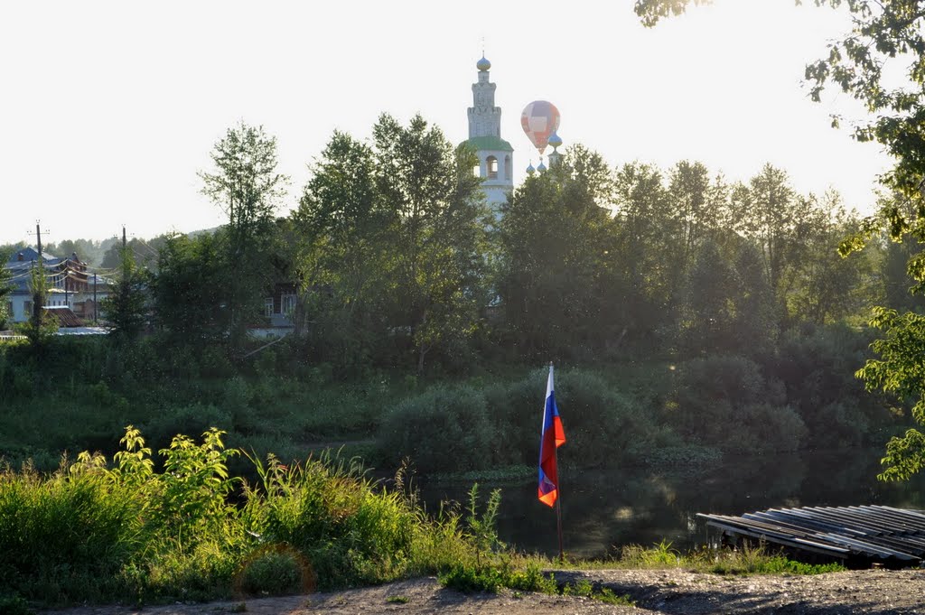 Внизу - река Сылва. Флаг установлен над лодочной станцией, Кунгур