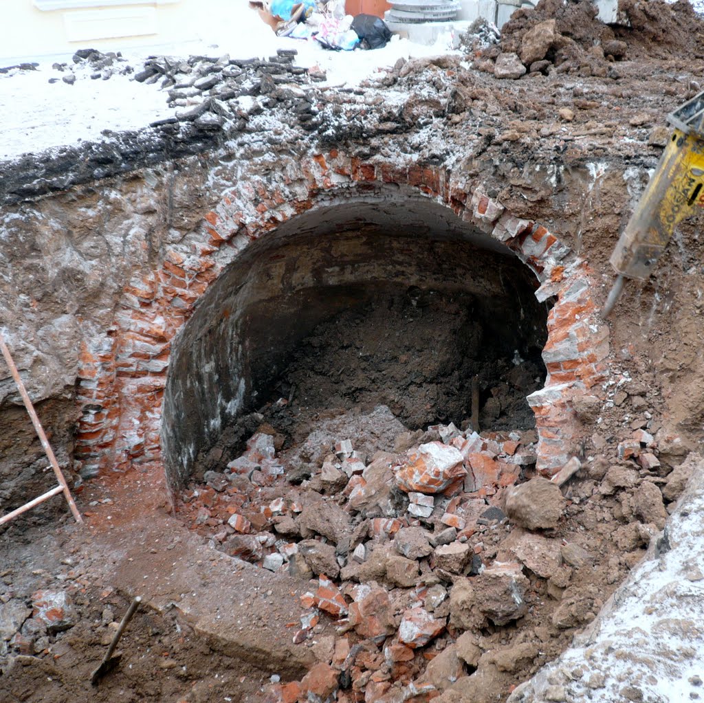 Старинный канализационный коллектор во дворе дома Мешкова, Пермь
