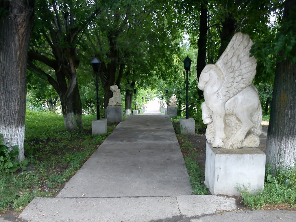 Лестница каменных скульптур в Суксунском парке, Суксун