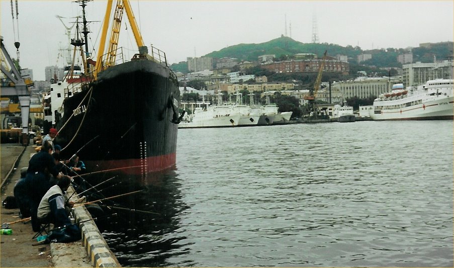 Fishingman in the port of Vladivostok, Владивосток