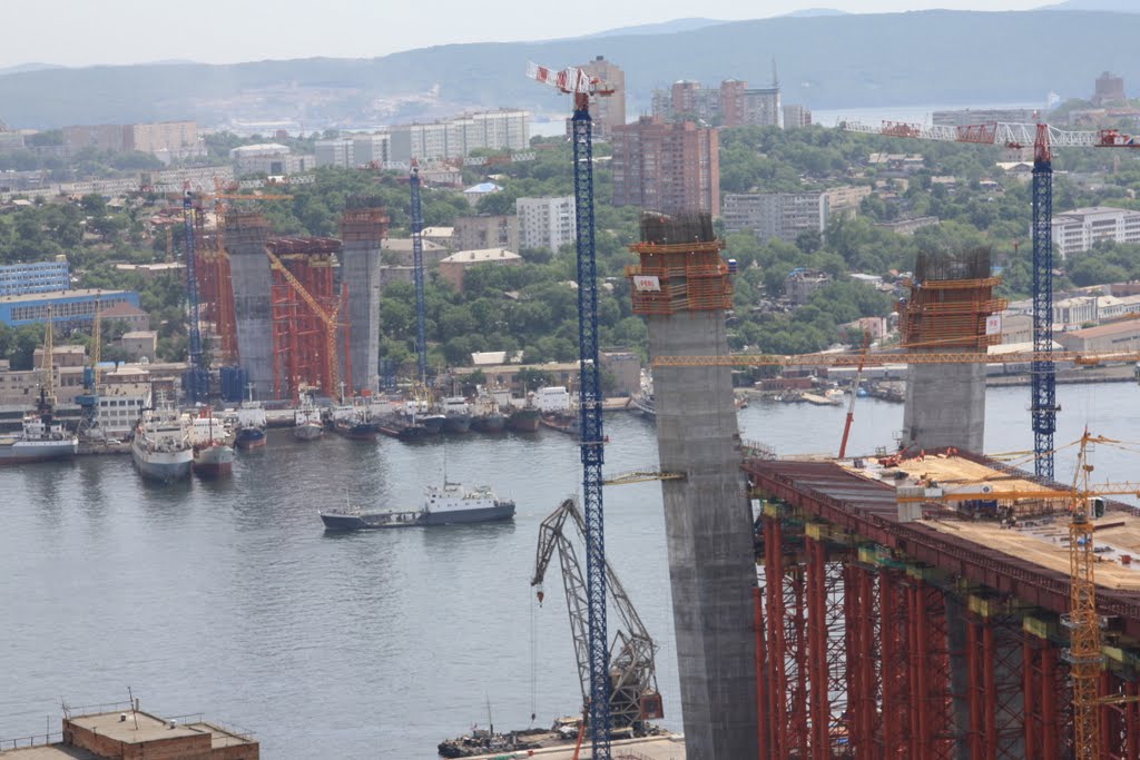 Строится мост.., Владивосток