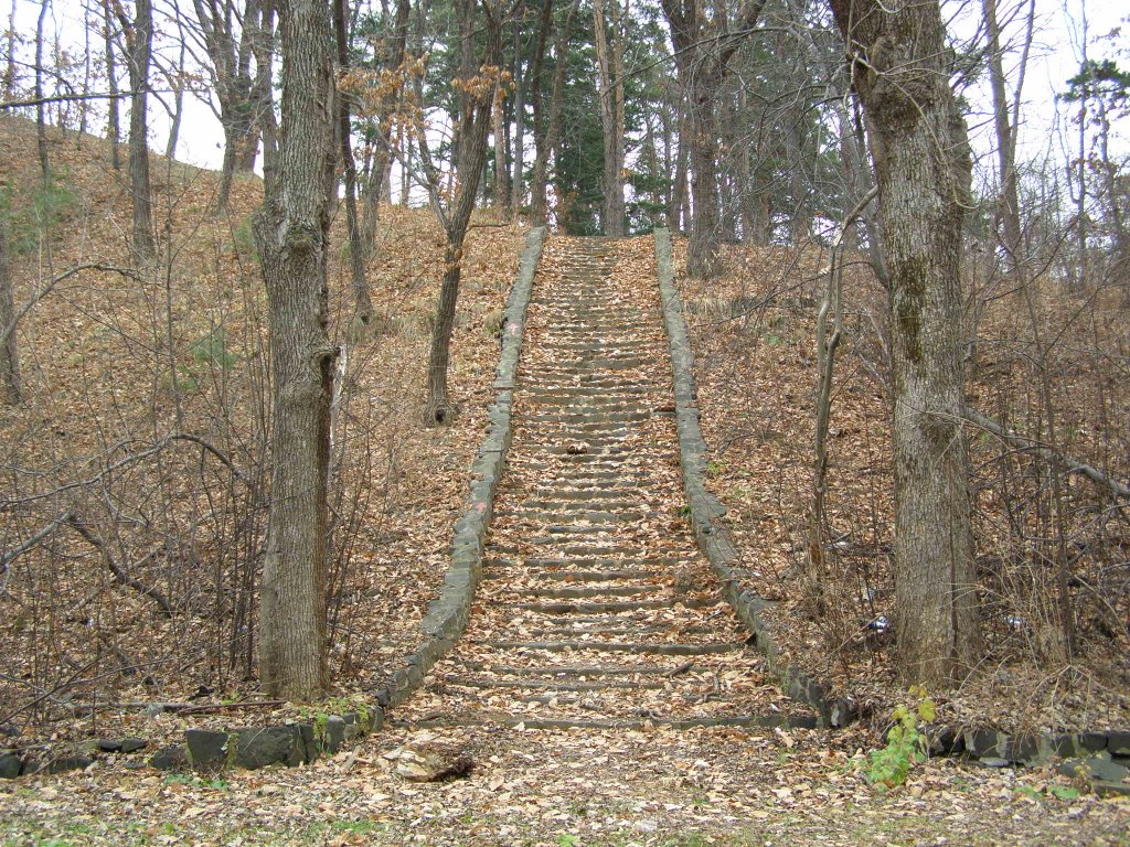 Каменная лестница к фундаменту бывшей церкви, Горные Ключи