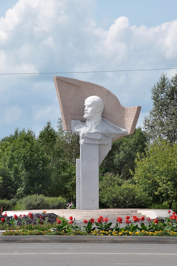 Monument to Lenin in Luchegorsk, Лучегорск