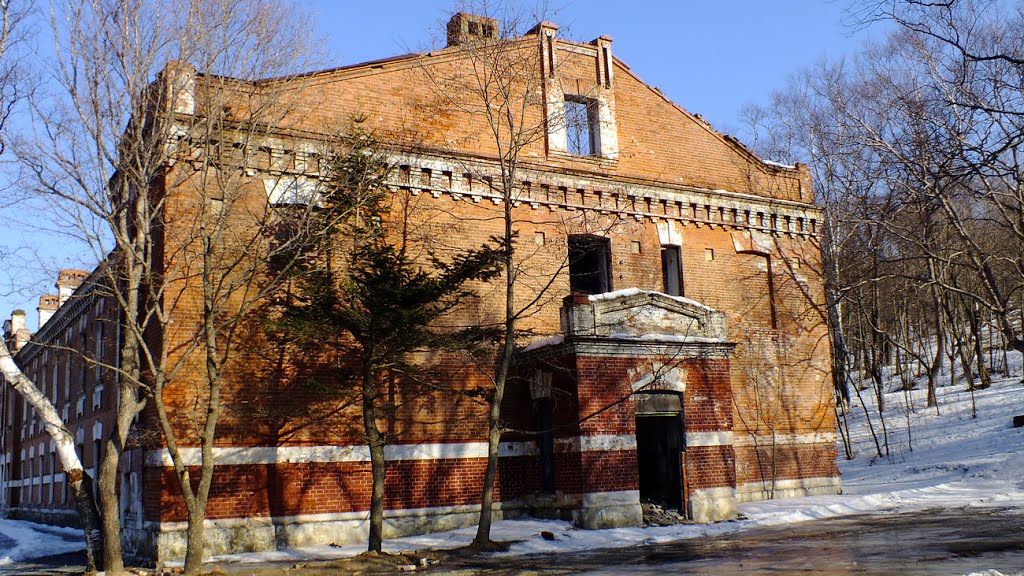 Руины школы связи, Русский