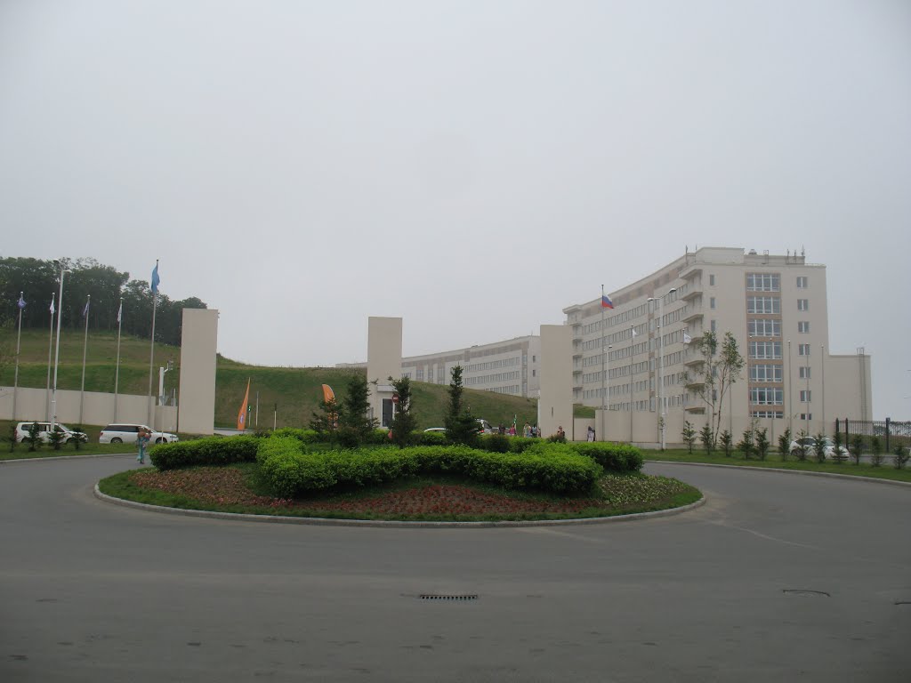 КПП кампуса ДВФУ, Медицинский центр, Русский