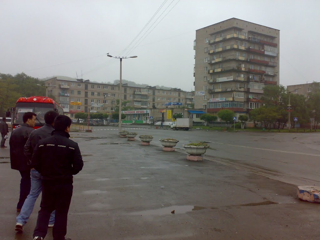 A square at Slavyanka, Славянка