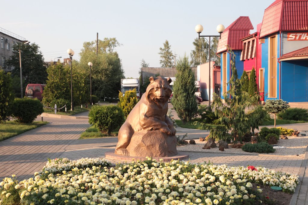 Великие Луки. Скульптура медведя. Sculpture of a bear, Великие Луки