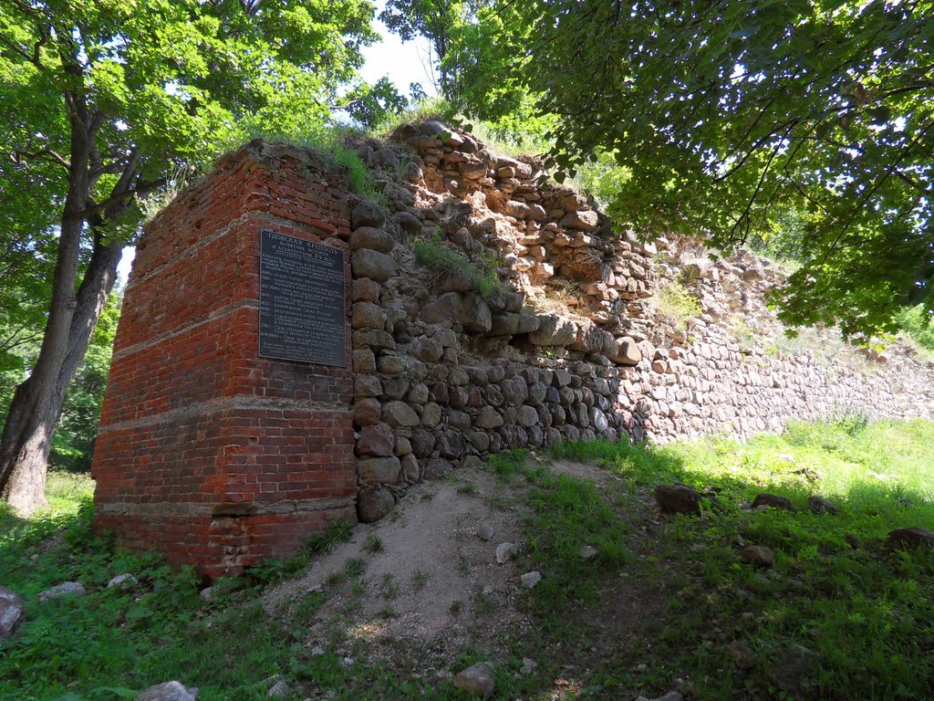 2010. Часть восстановленной крепостной стены Гдова с памятной доской., Гдов