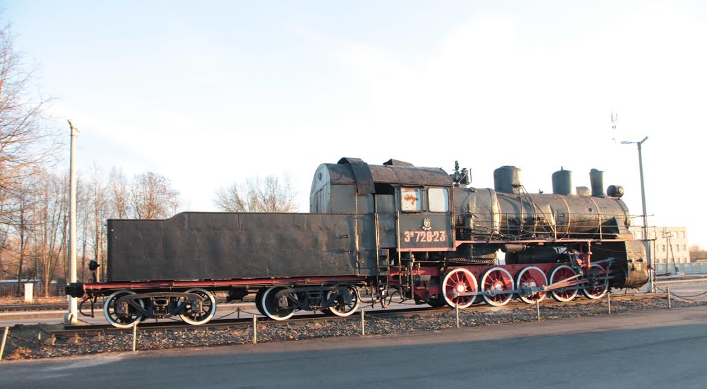 Дно. Паровоз-памятник Эм 728-23. Dno. Memorial steam locomotive Em 728-23, Дно