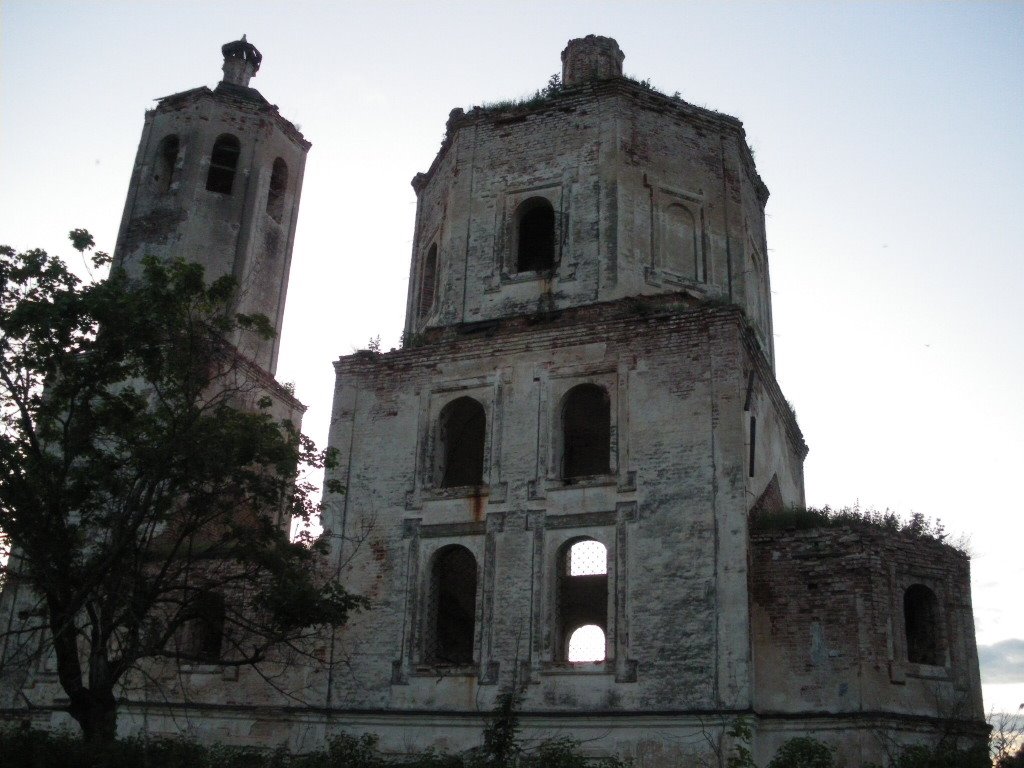 Заброшенная церковь, Локня