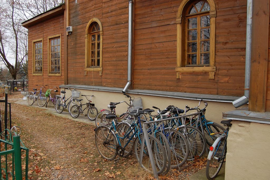 Велосипеды у церкви Рождества Христова, Новоржев