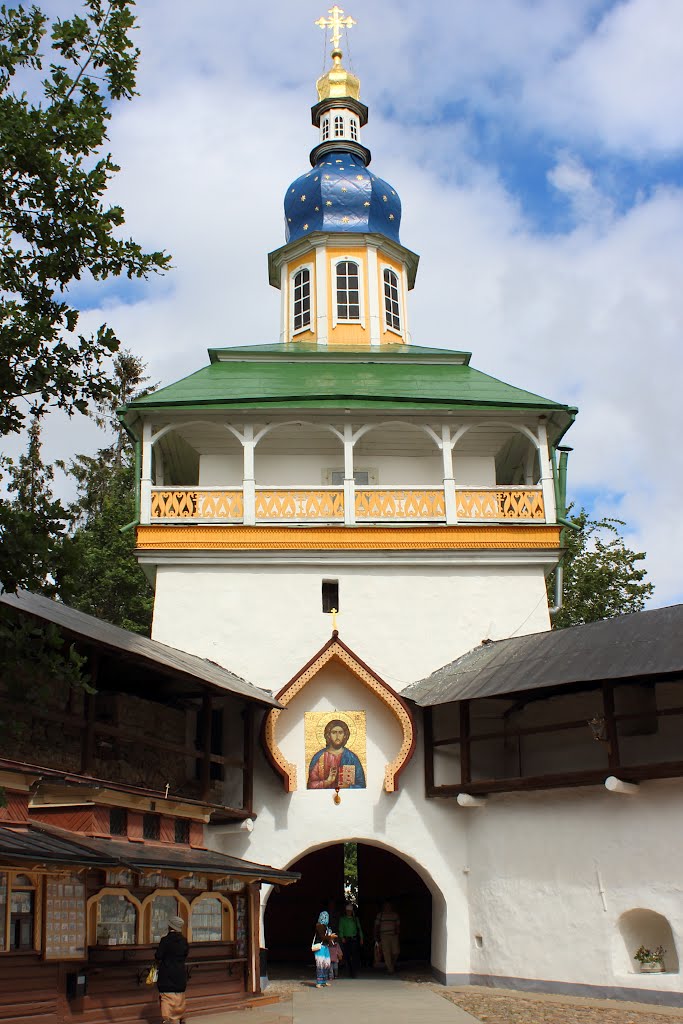 Pskovo-Pecherskiy Dormition Monastery. Holy Gates. Святые врата с Петровской башней., Печоры