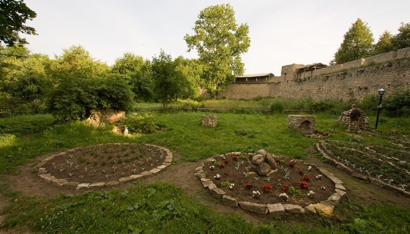 Garden in the castle  Сад в крепости, Порхов