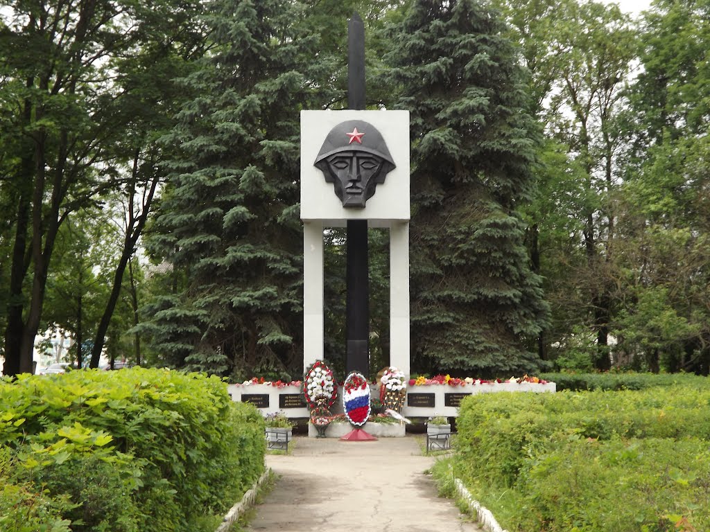 Сквер с памятником на братской могиле установленный в 1974 г., Пыталово