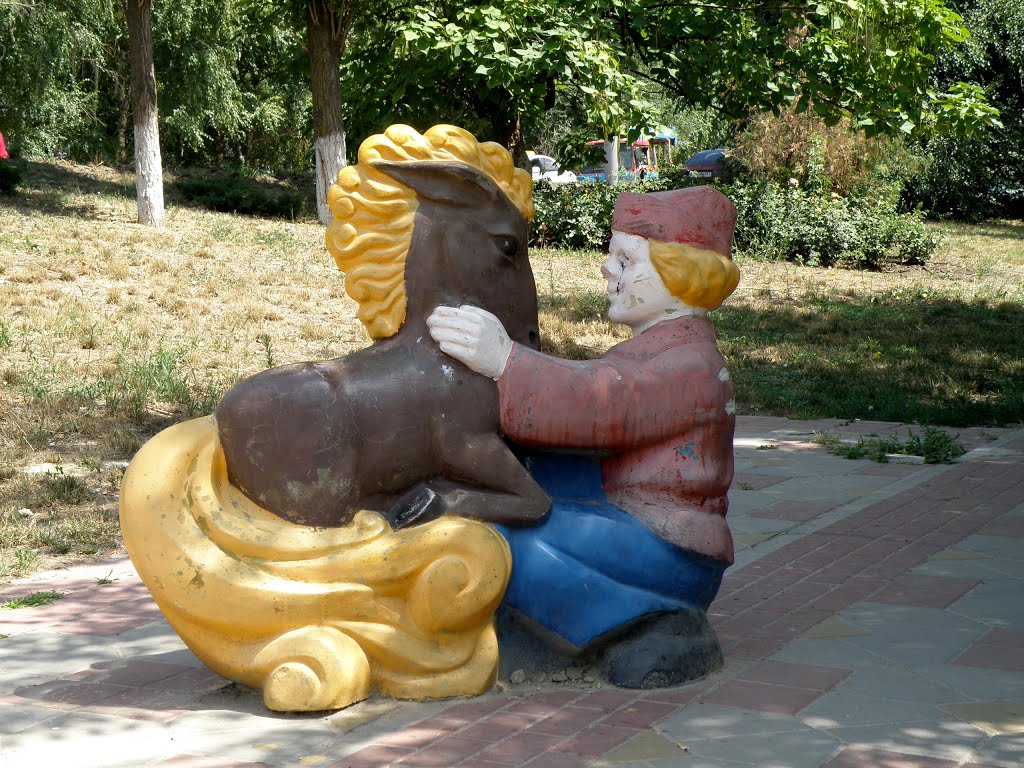 Aksay. Figures near Sadovaya 18 a. Аксай. Фигуры около дома 18а по ул. Садовая., Аксай