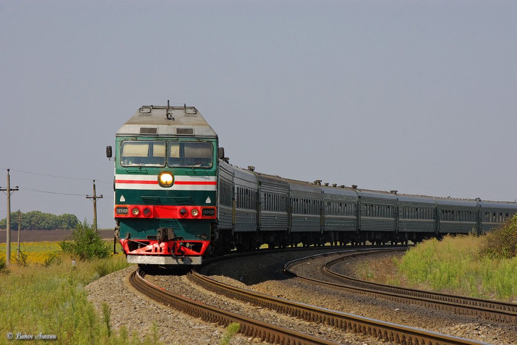 Diesel locomotive TEP70-0330 with train, Аютинск