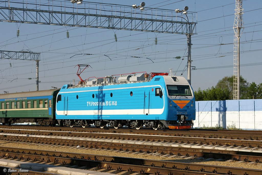 Electric locomotive EP1M-491 with passenger train, Батайск