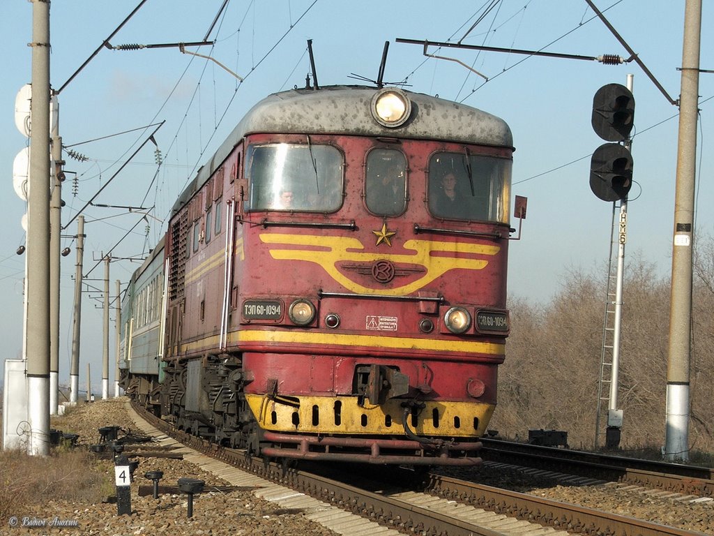 Diesel locomotive TEP60-1094 near stopping plathform "Electrodepo", Батайск