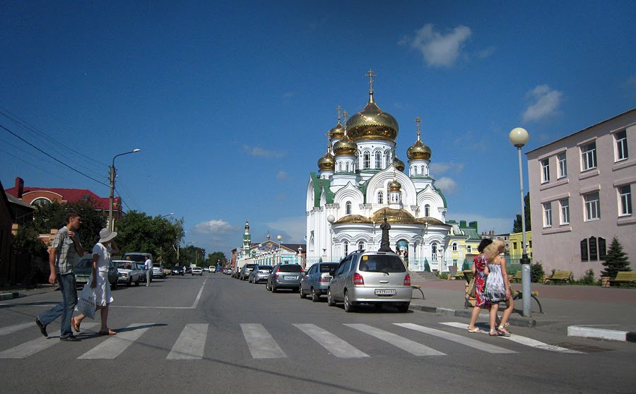 вид с перекрёстка на Свято-Троицкий храм в солнечную погоду, Батайск