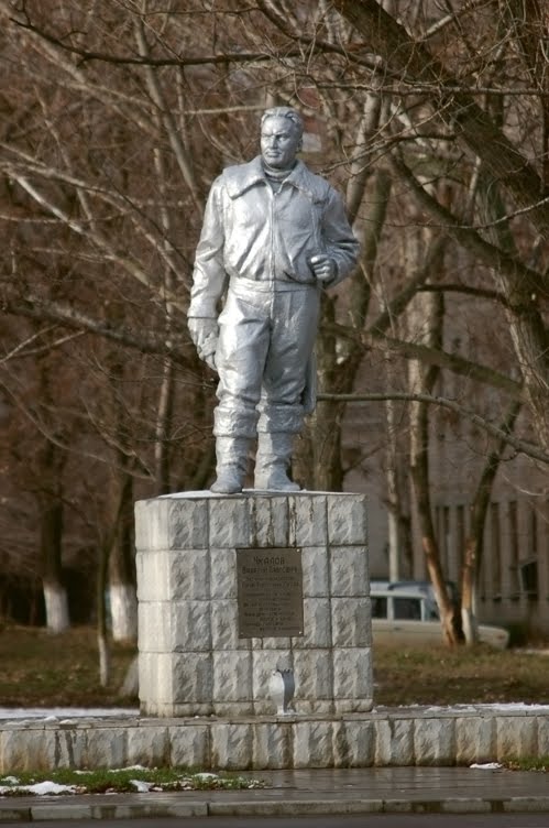 Памятник В.Чкалову, Белая Калитва