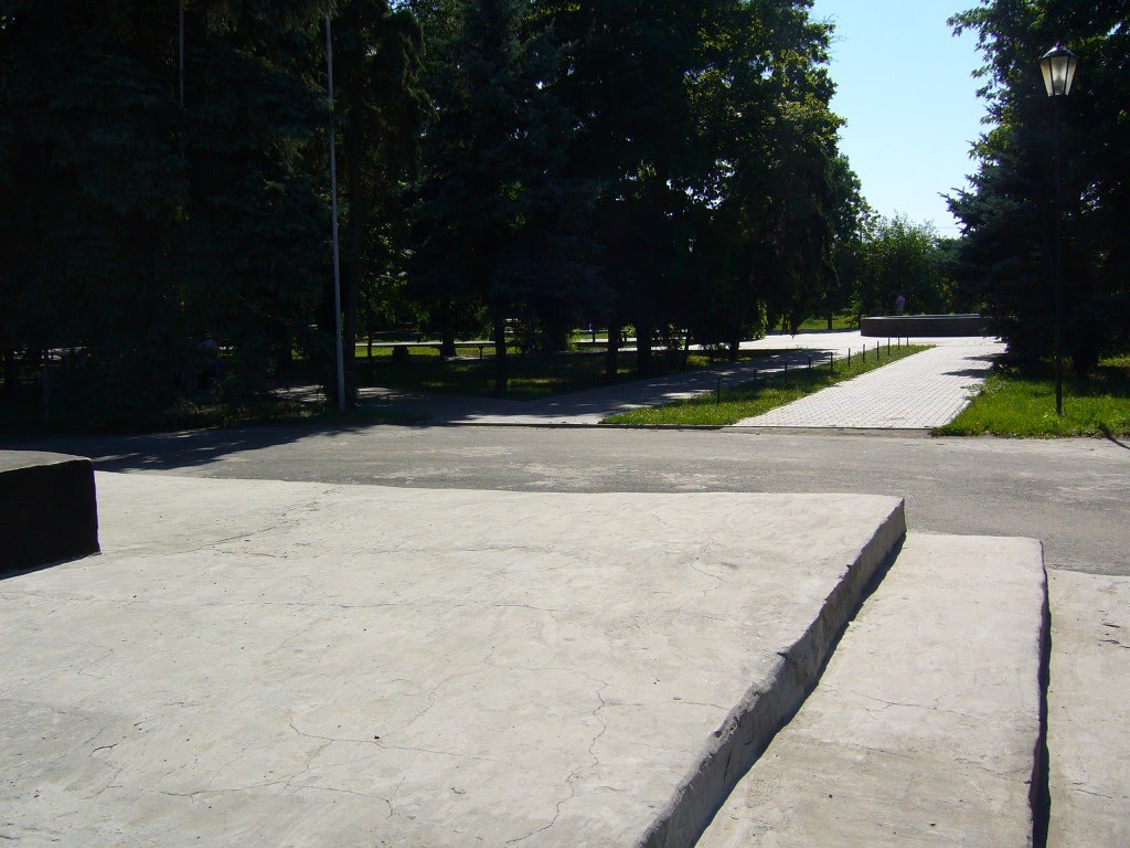 Возле Памятника Ленину. Near the monument to Lenin, Большая Мартыновка