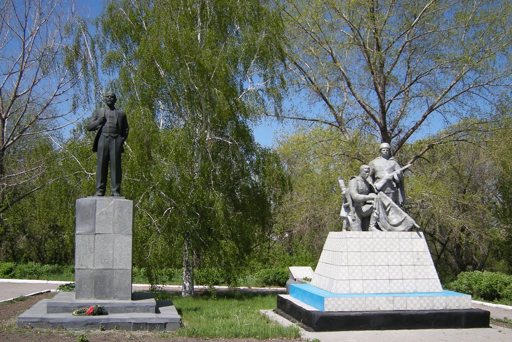 Памятник ЛЕНИНУ и павшим солдатам, Жирнов