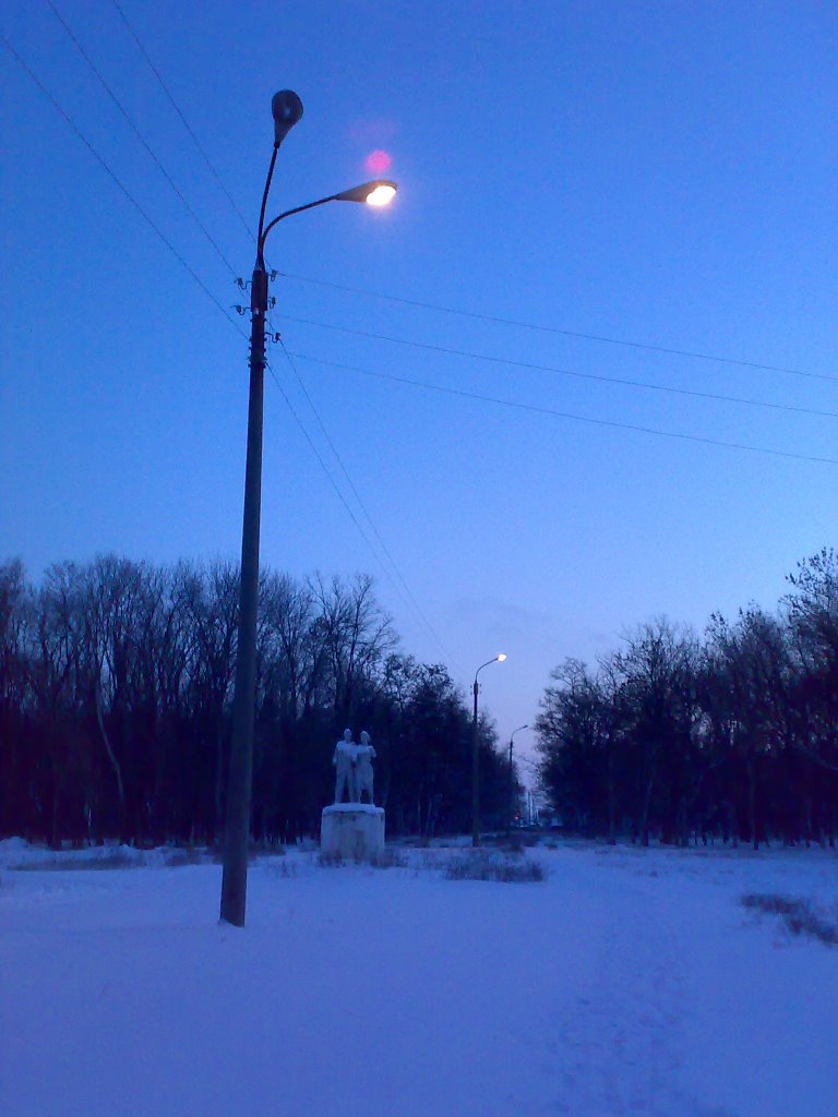 Памятник в городском парке зимой, Зерноград