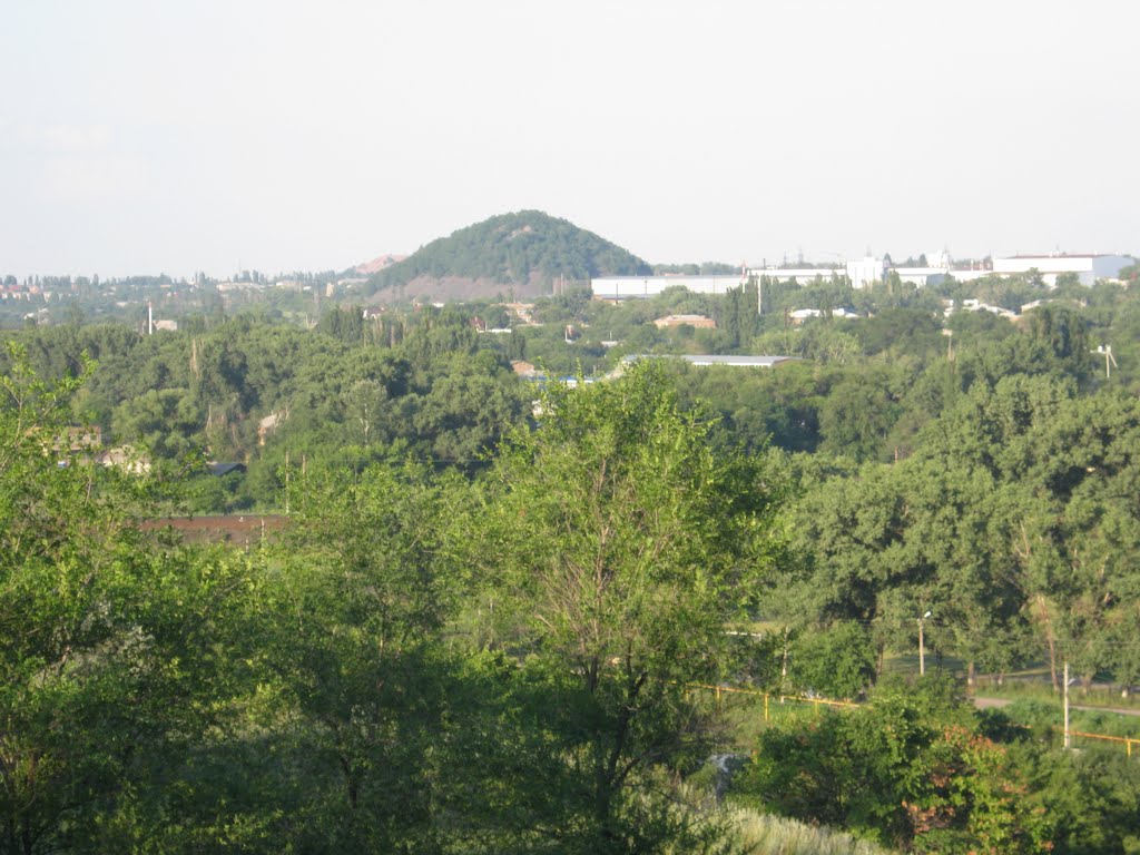 Вид с холма на террикон ш. Красина и Стройфарфор, Каменоломни