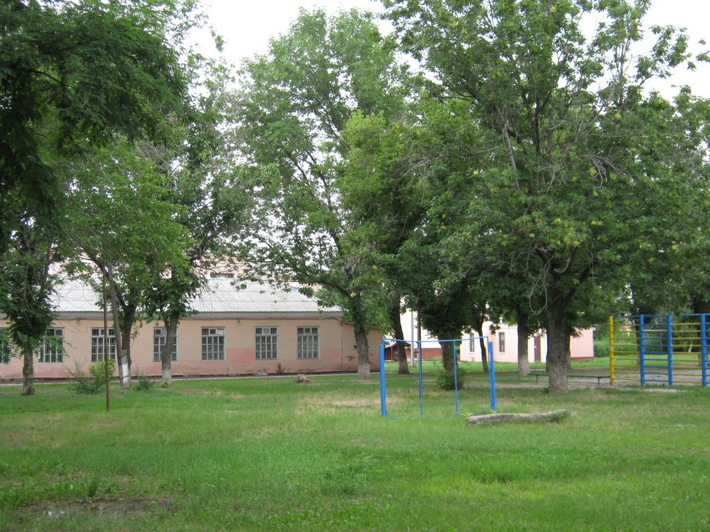 Школьный двор, столовая, Каменоломни