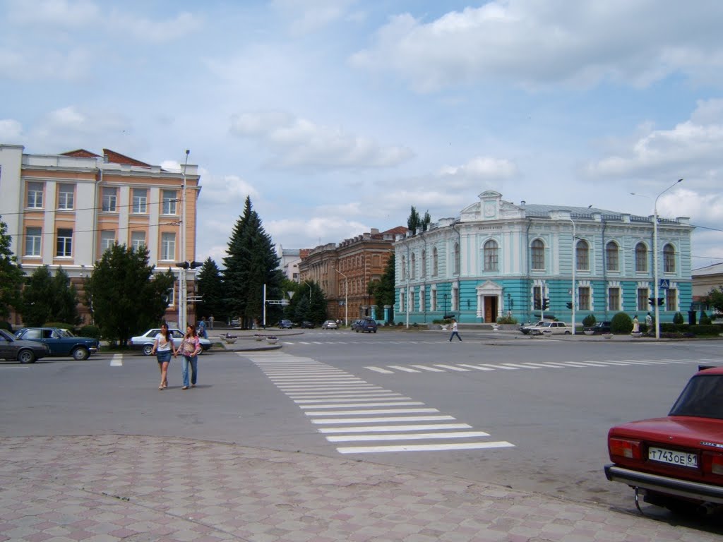справа-Музей Донского казачества,слева-театр им.Комиссаржевской, Новочеркасск