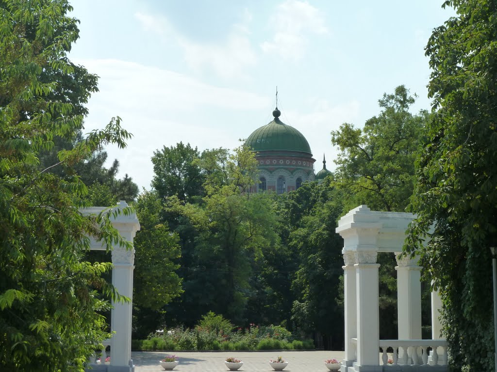 Колоннада в парке и вид на купол собора св.Александра Невского, Новочеркасск