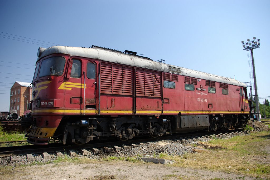 Diesel locomotive TEP60-1039 near the depot of train station Salsk, Сальск