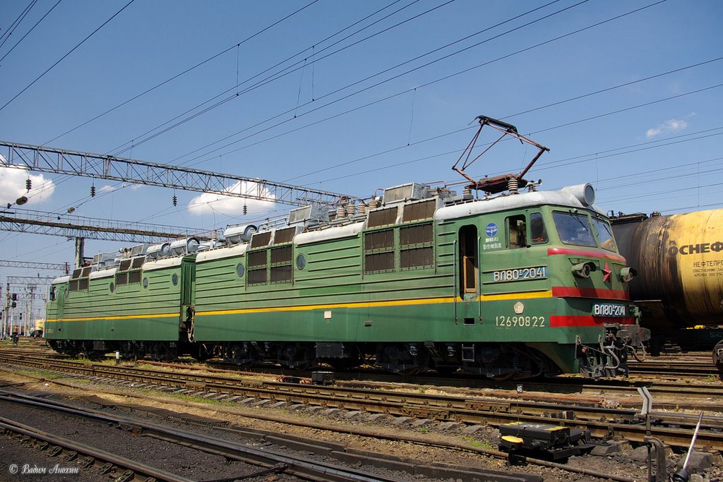 Electric locomotive VL80T-2041 on the train station Salsk, Сальск