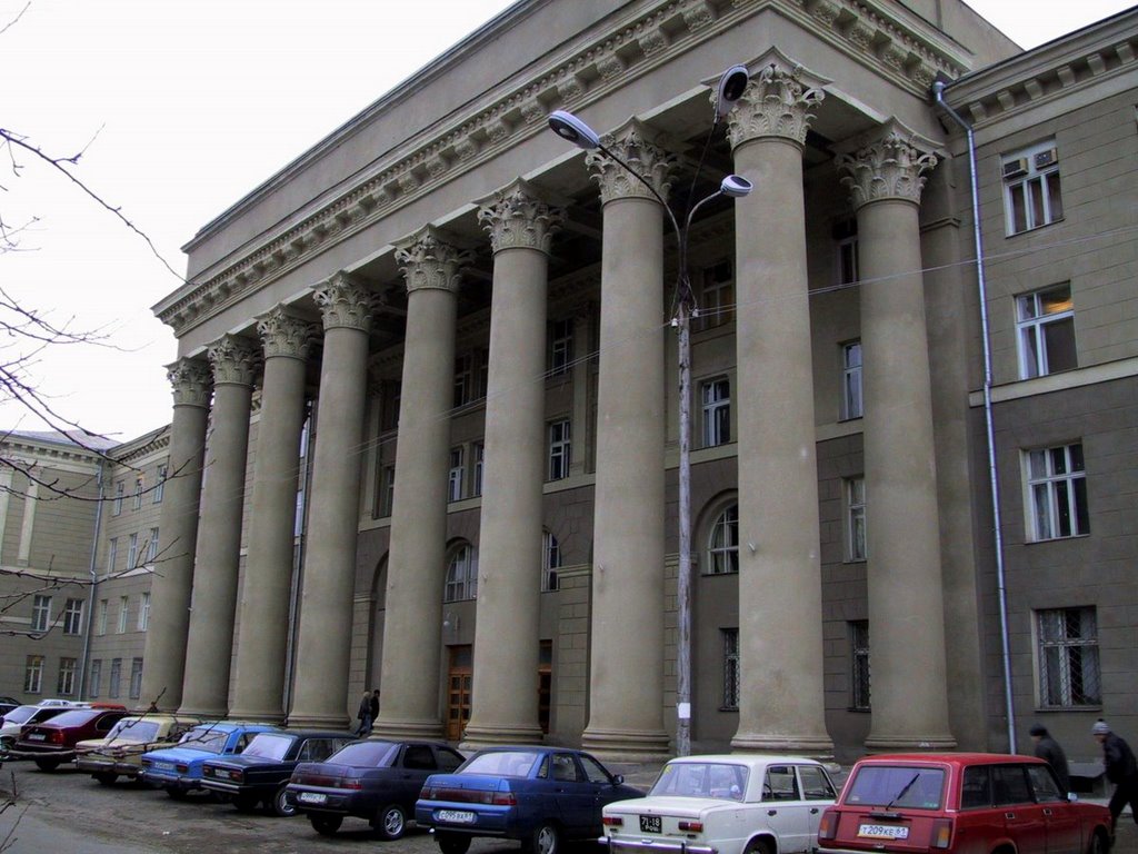 Фасад корпуса "Г" Таганрогского Радиотехнического Университета (ТРТУ), ныне ЮФУ, Таганрог