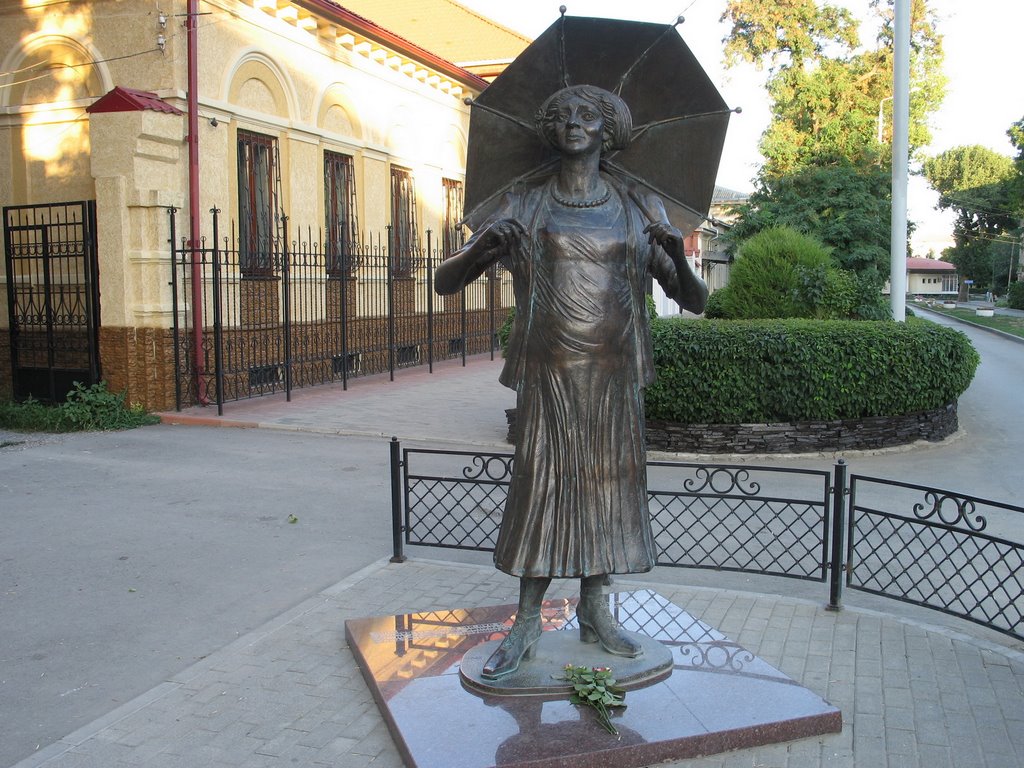 памятник Фаине Раневской на родине в Таганроге, Таганрог