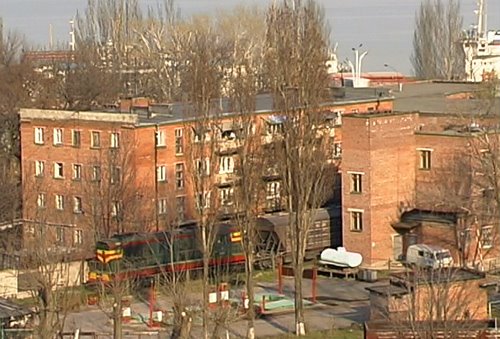 Train between buildings, Таганрог