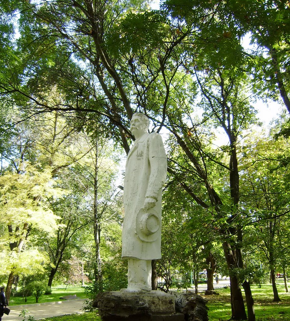 Sculpture in autumn park / Скульптура в осеннем парке, Таганрог