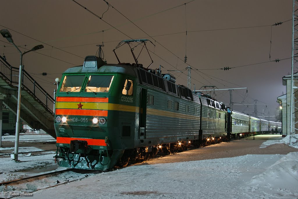Electric locomotive ChS8-055 with passenger train (Электровоз ЧС8-055 с поездом), Тарасовский