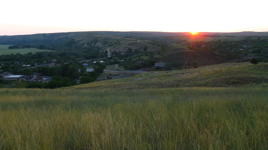 Закат в степи. Вид на хутор с холма, Усть-Донецкий