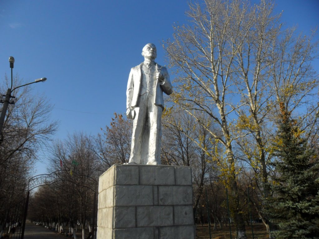 Chertkovo: Lennin statue at the entrance to Gorki park, Чертково