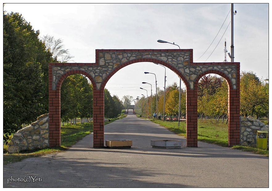 Почти Триумфальная арка - Almost Arc de Triomphe, Милославское