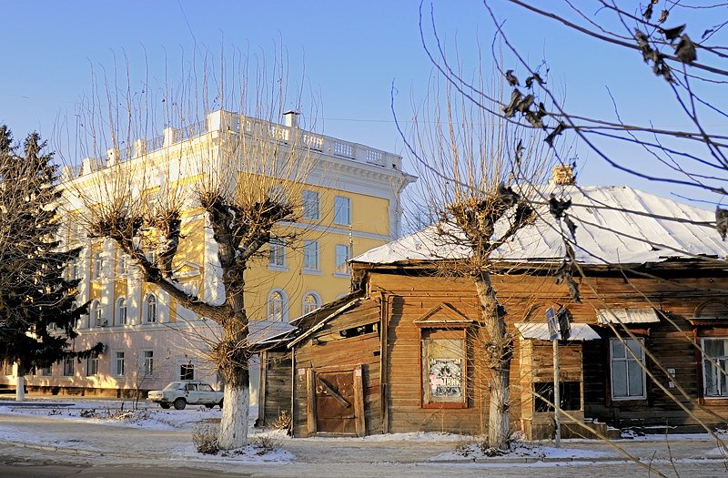 Здание УВД Рязанской области (слева), Рязань