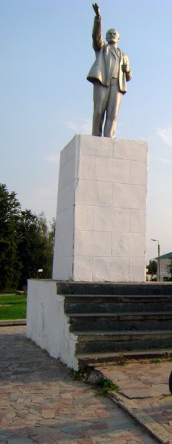 Lenin Monument, Сапожок