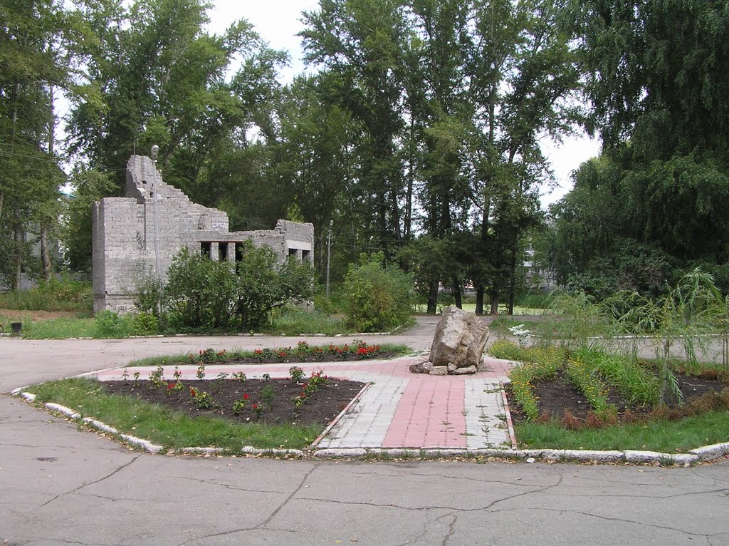 парк "40 лет ВЛКСМ" слева фундамент здания которого уже сейчас нет., Жигулевск