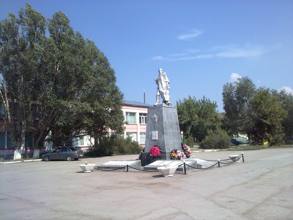 Памятник героям войны 1941 - 1945 гг. и почтамт, Пестравка