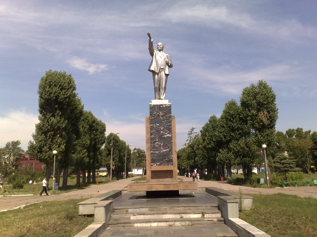 Памятник Ленину, в парке центрального района, Тольятти