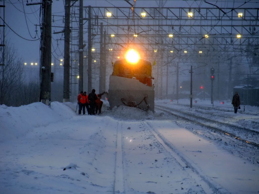 Der Schneeräumer an der Station, Пикалёво