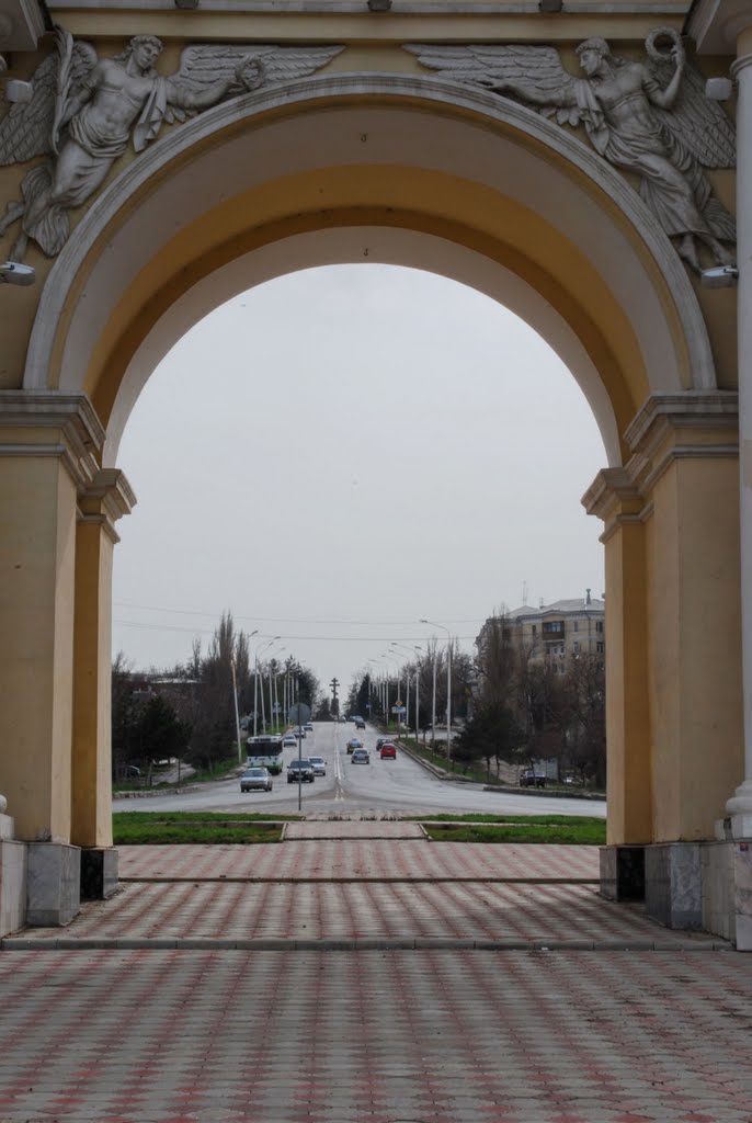 Вид на Троицкую площадь, Поклонный крест, северная триумфальная арка, Александровская