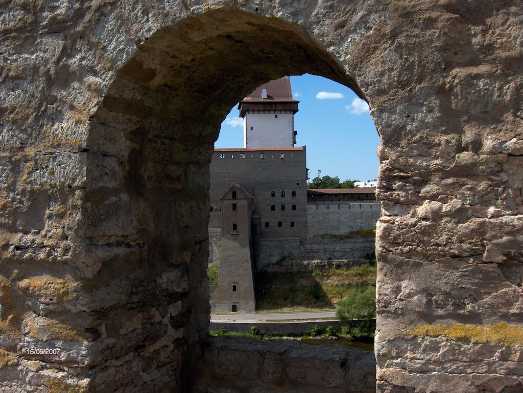 Нарвская крепость через бойницу, Ивангород